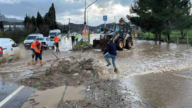 Bodrum’da sağanak: Evleri su bastı, yollar ulaşıma kapandı