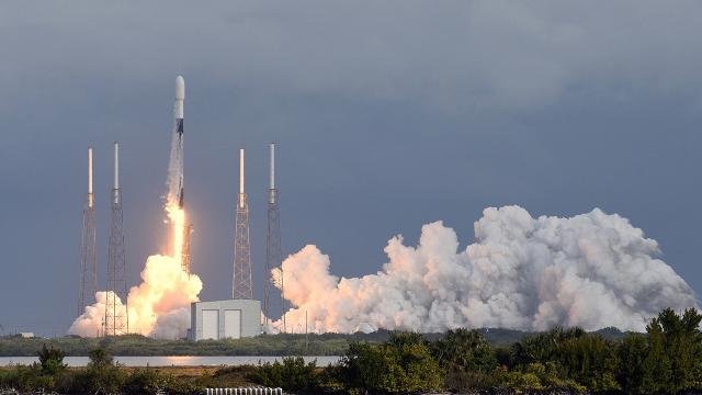 Falcon 9 roketi uyduları uzaya taşıyarak yörüngeye yerleştirdi