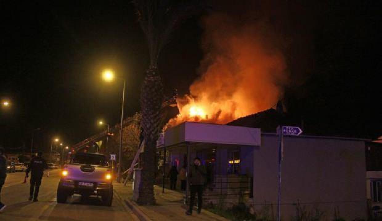 Fethiye’de 2 katlı evin çatısı alev alev yandı