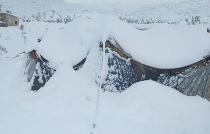 Karla kaplanan bir çadır
