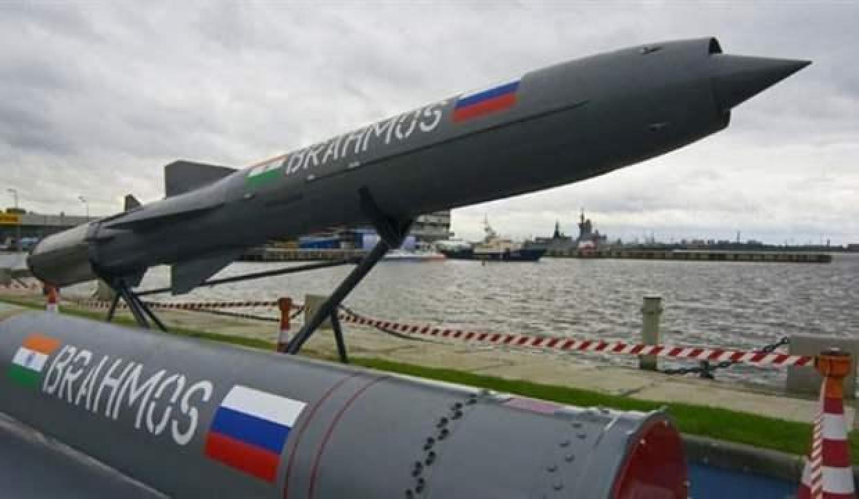 Hindistan, süpersonik Brahmos seyir füzesinin yeni versiyonunu test etti