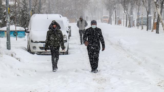 33 il için ‘sarı’ 16 il için ‘turuncu’ uyarı: Yoğun kar, fırtına ve sağanak bekleniyor