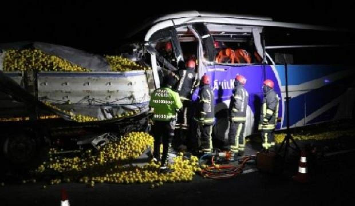 Denizli’de yolcu otobüsü ve Tır çarpıştı! Kahreden kaza