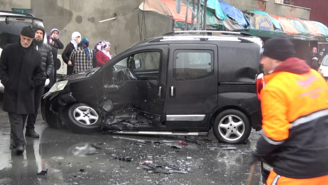 Başakşehir'de iki hafif ticari araç çarpıştı