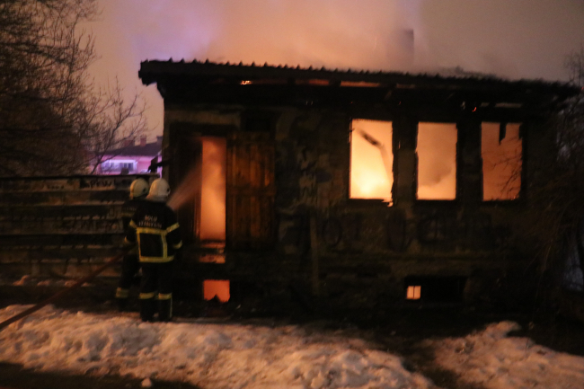 Bolu'da metruk bir binada çıkan yangın söndürüldü