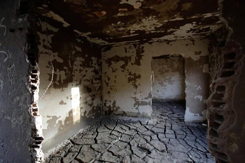 ​​​​​​​Kuraklık nedeniyle bazı noktalarda çamurlu zemini çatlamış haldeki bir evin içi (Reuters)
