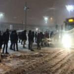 Yollar kapandı, yüzlerce vatandaş metrobüs duraklarında mahsur kaldı