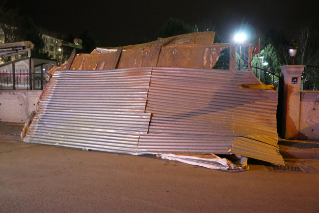 Sivas'ta şiddetli rüzgar: Çatılar uçtu, araçlarda hasar oluştu