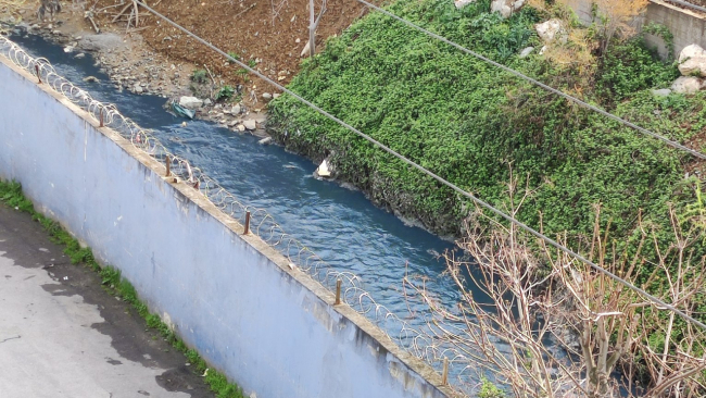 Marmara Denizi'ne dökülen Ayamama deresi mavi akıyor