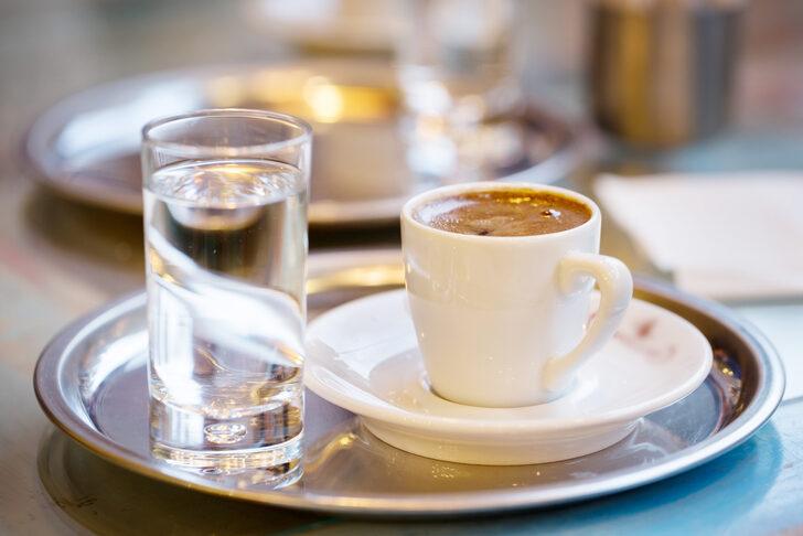 Su ve kahvedeki kafa karışıklığı bitmiyor! Sağlığa zararlı mı, faydalı mı?