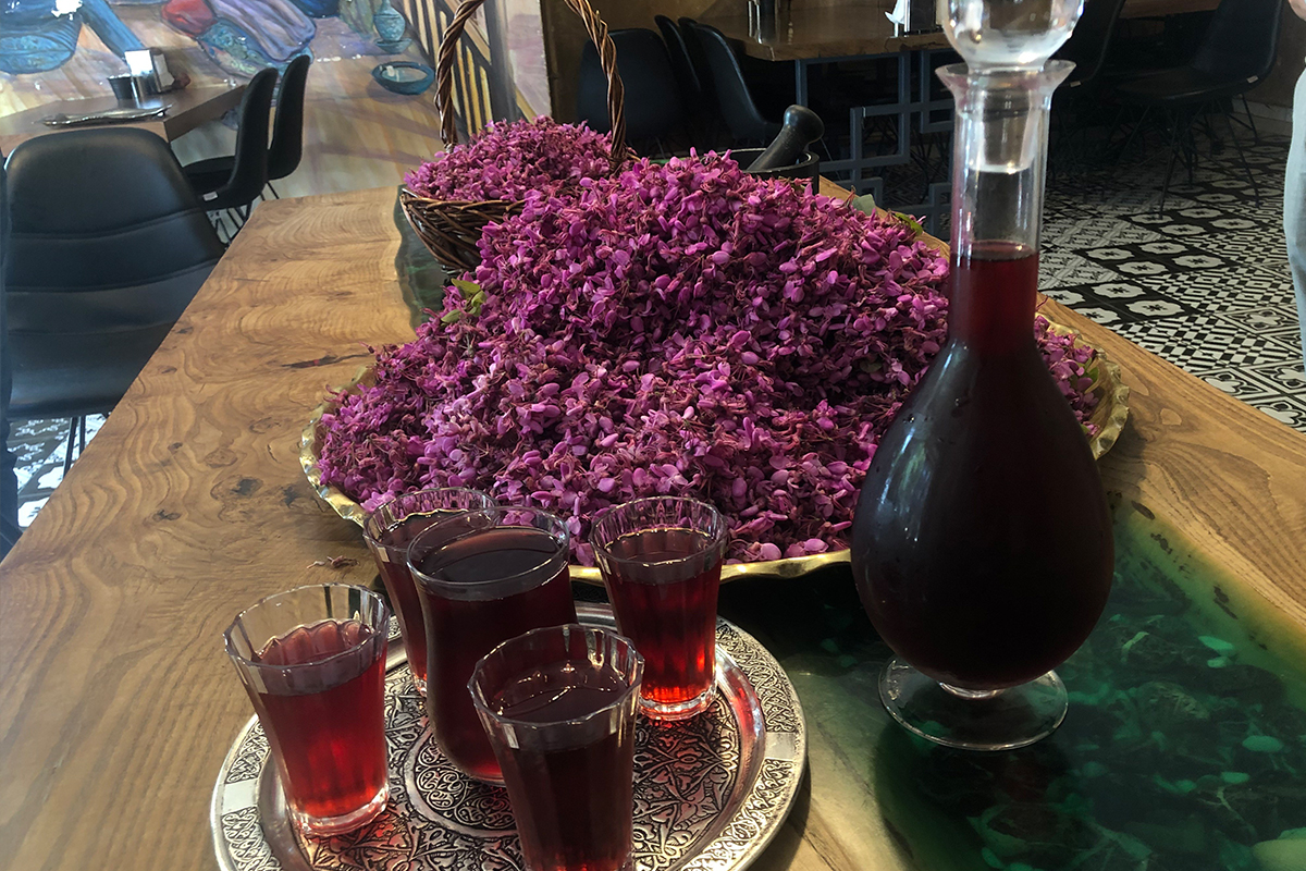 Osmanlı mutfağı lezzeti erguvan şerbetine yoğun ilgi