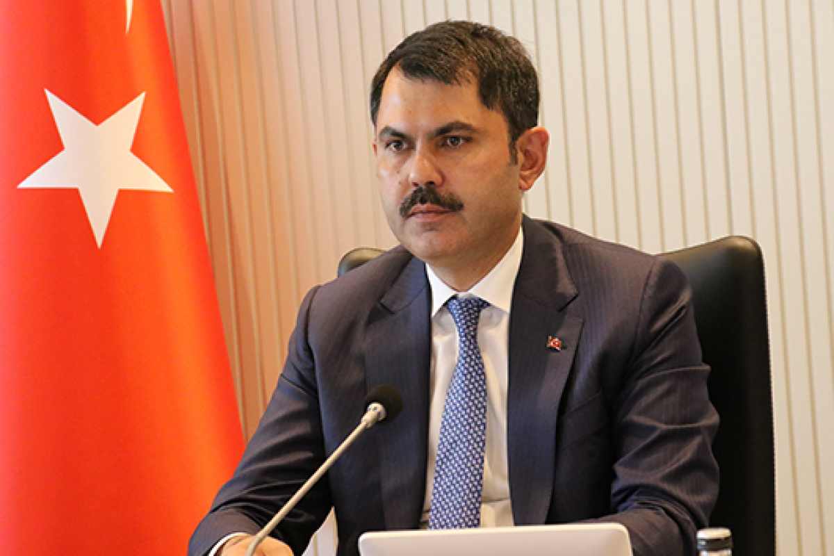 Bakan Kurum Mersin’de tantuni yedi, ayakkabısını boyattı