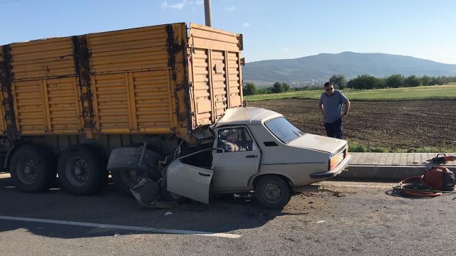 Denizli’de otomobil tıra çarptı: Karı koca öldü, çocukları yaralandı