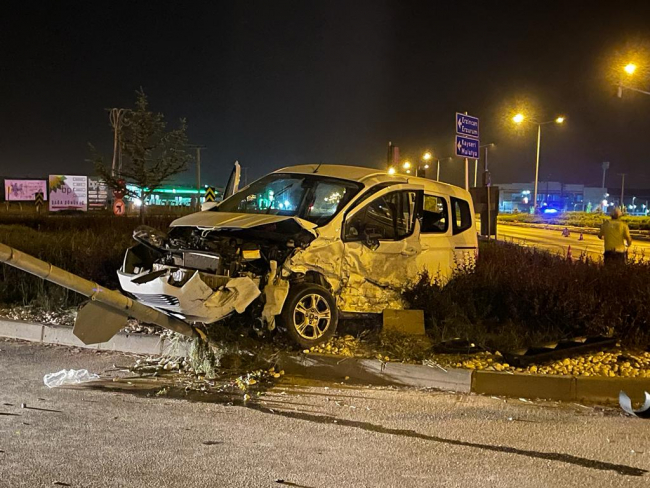 Sivas'ta otomobil ile hafif ticari araç çarpıştı: 5 yaralı